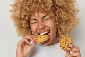 Tooth Chipped at Gum Line, No Pain? Here’s What It Means and How to Treat It 36 tooth chipped while eating cookies
